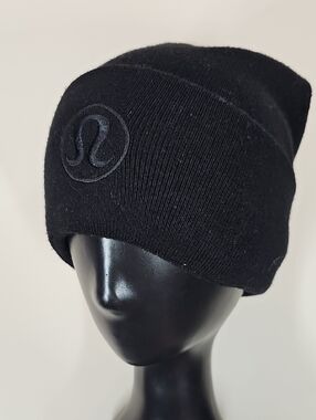 lululemon Warm Revelation Beanie S/M Black Merino Wool Blend Tonal Logo Unisex